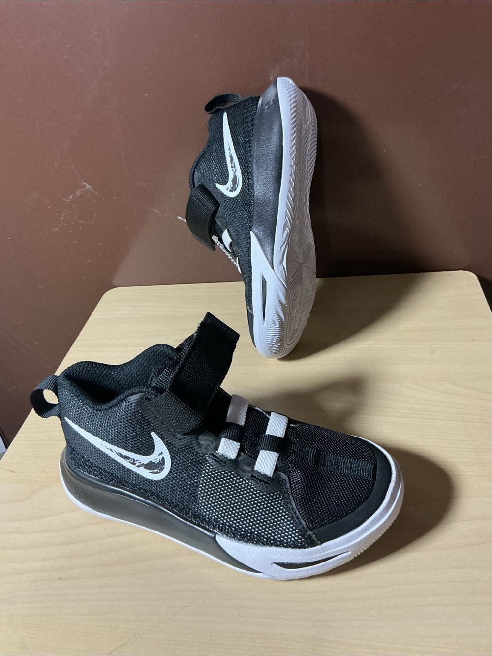 Nike Kids Black and White Velcro Athletic Sneakers new sz 11